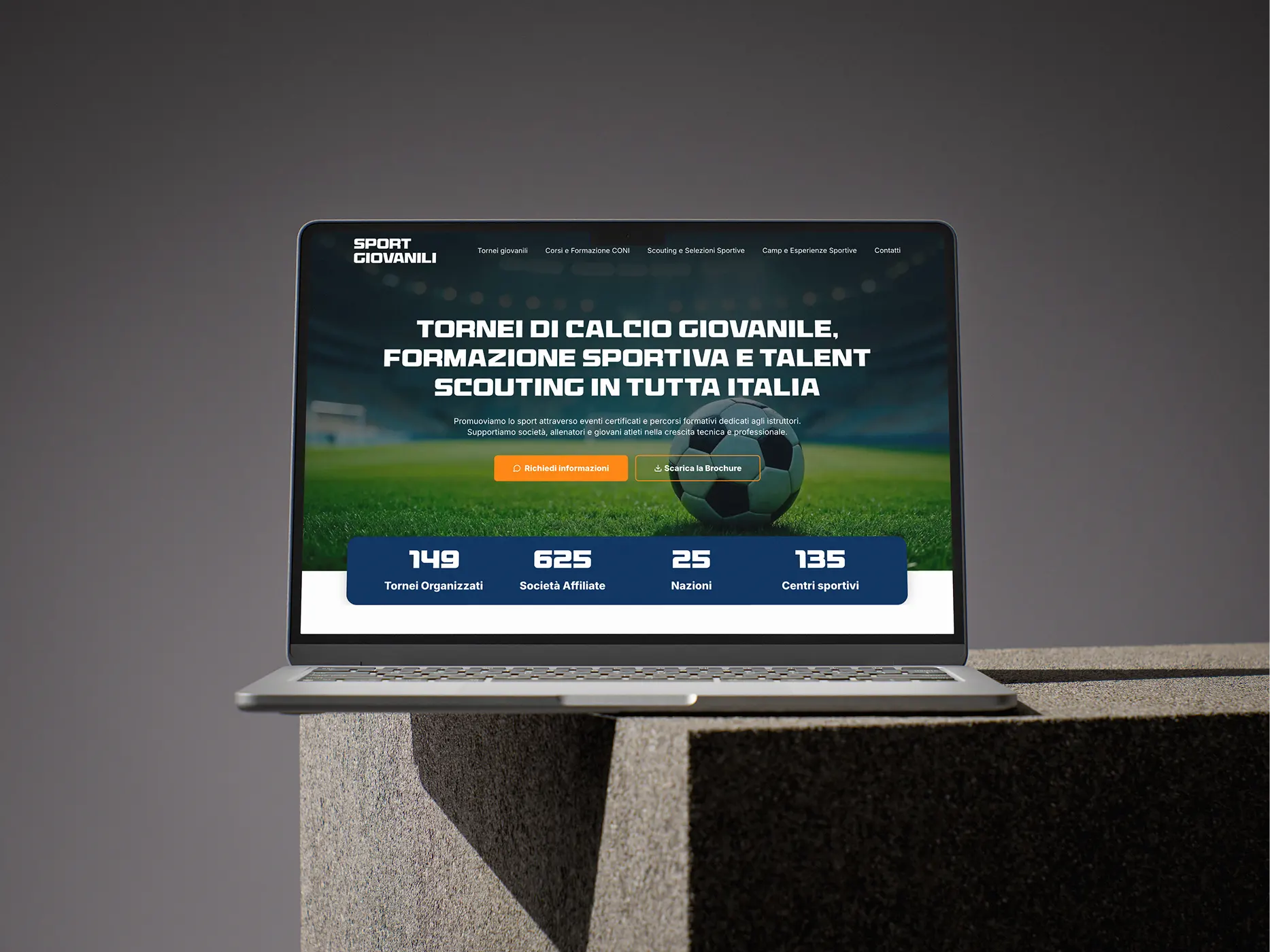 Mockup di un Macbook che mostra la landing page realizzata per promuovere eventi sportivi