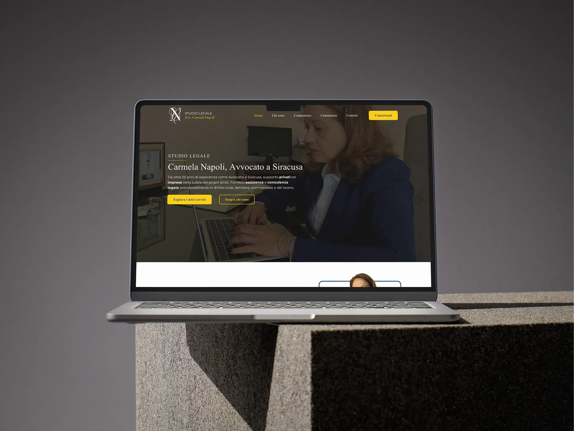 Mockup di un Macbook che mostra il progetto realizzato per uno studio legale