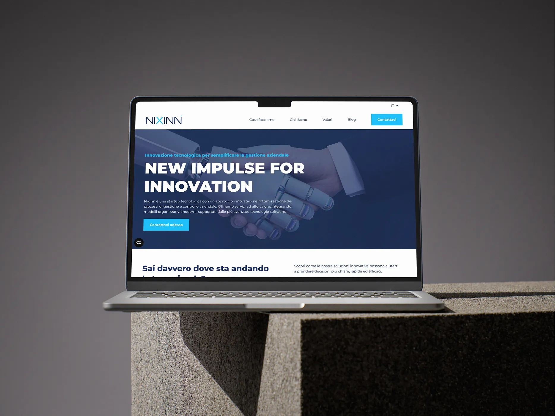 Mockup di un Macbook che mostra il progetto realizzato per una startup fintech