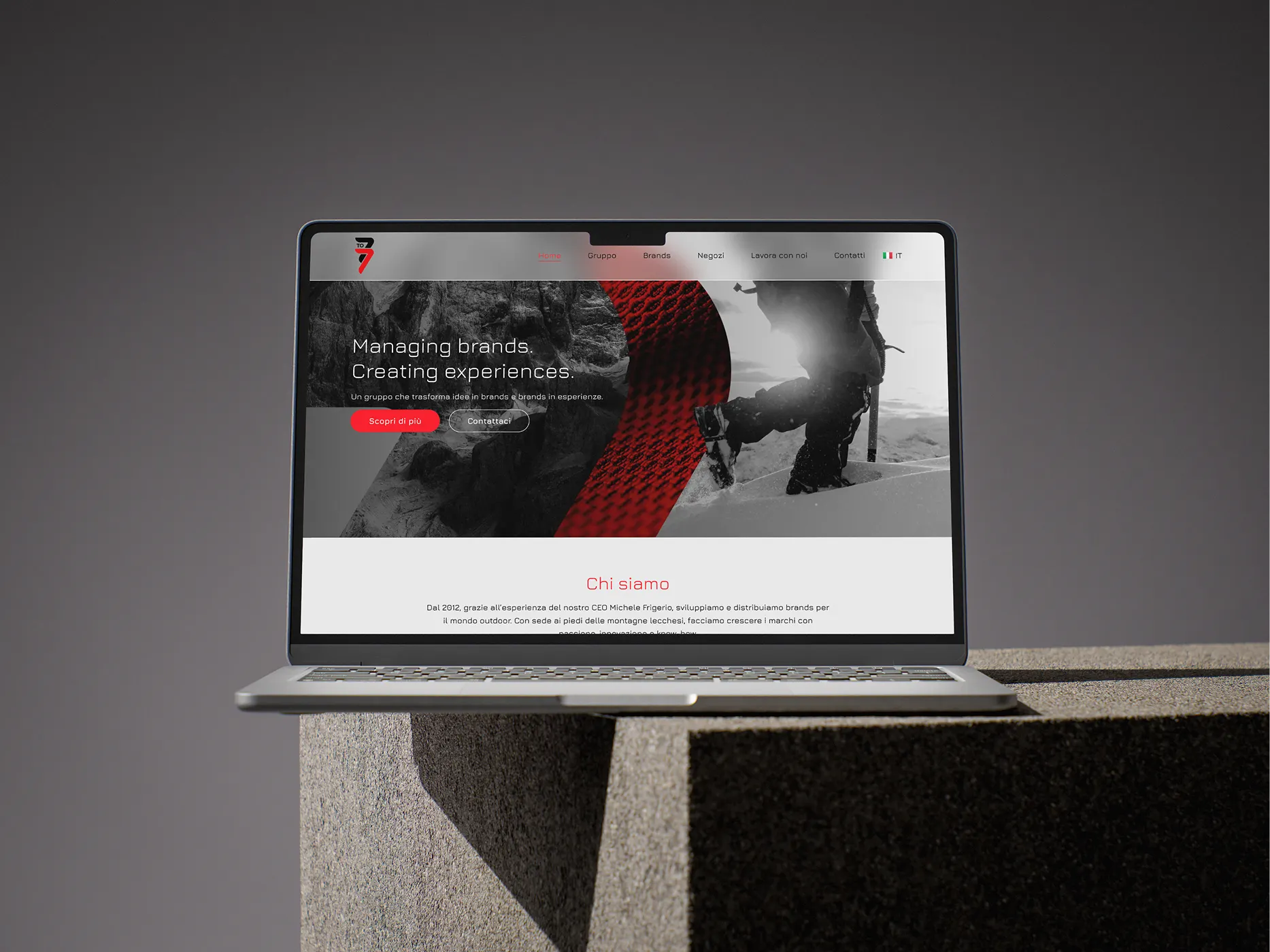 Mockup di un Macbook che mostra il progetto realizzato per un'azienda che crea e gestisce brand di abbigliamento