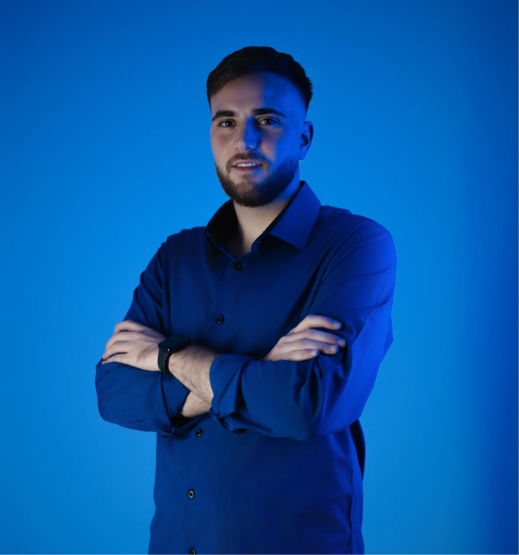 Foto di Valerio Vittorio Licciardo che sorride con le braccia conserte